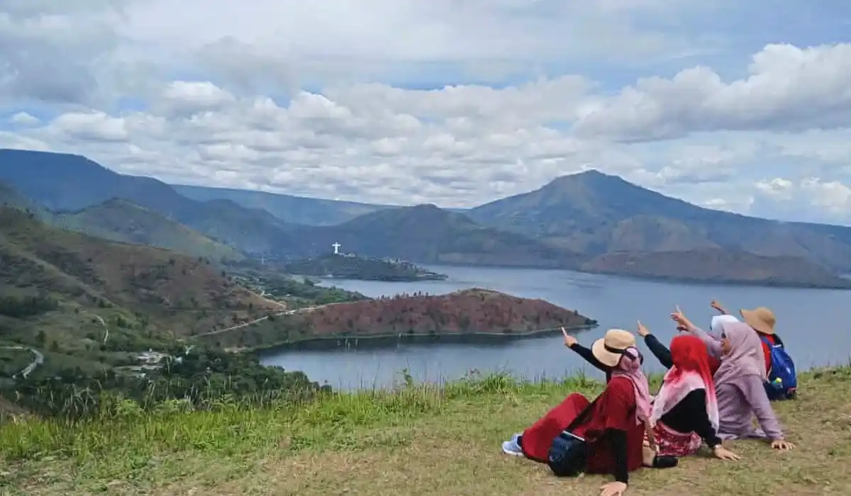Bukit Holbung Samosir: Spot Foto Terbaik Danau Toba
